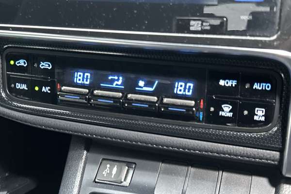 2017 Toyota Corolla Hybrid ZWE186R thumb-17