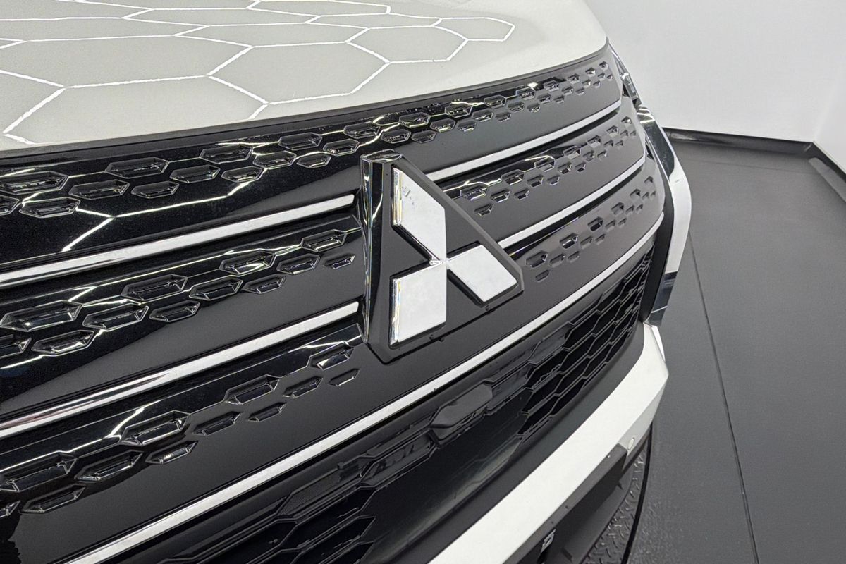 2024 Mitsubishi Outlander PHEV ES ZM