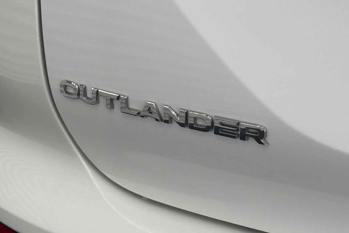 2024 Mitsubishi Outlander PHEV ES ZM