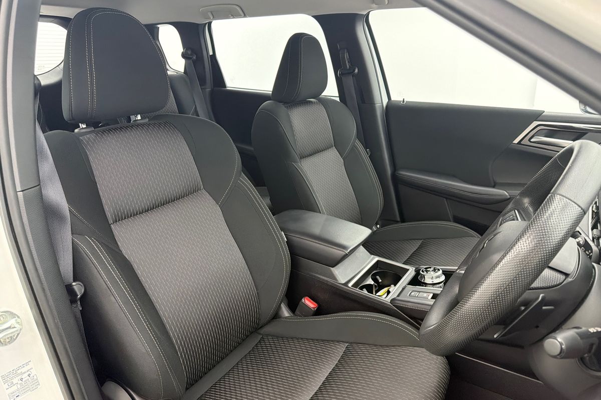 2024 Mitsubishi Outlander PHEV ES ZM