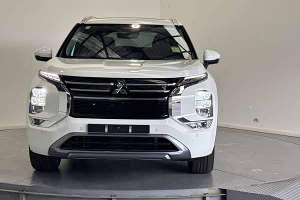 2026 Mitsubishi Outlander Exceed ZM - Image 2