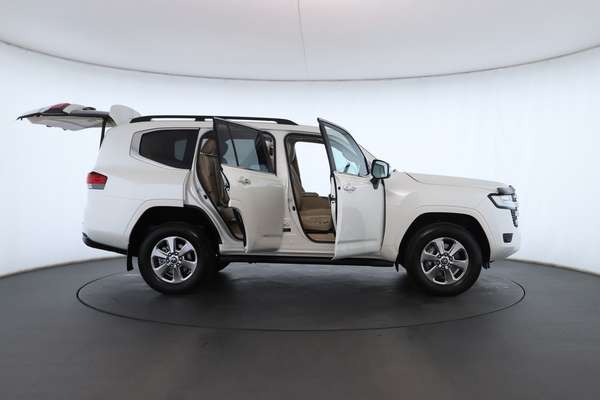 2023 Toyota Landcruiser Sahara FJA300R - Image 2