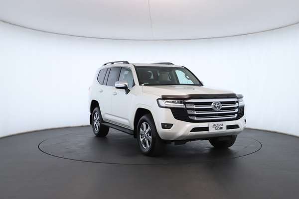 2023 Toyota Landcruiser Sahara FJA300R - Image 5