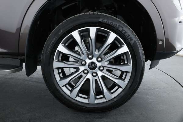2023 Ford Everest Platinum 3.0L - Image 4