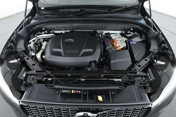 2023 Volvo XC60 Recharge Ultimate T8 Plug-In Hybrid - Image 6