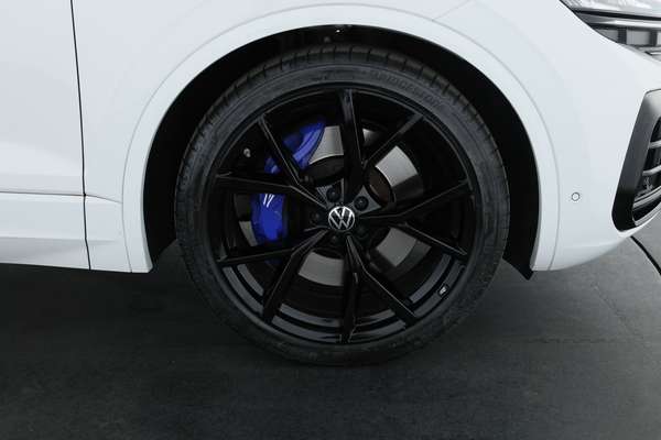 2024 Volkswagen Touareg R RC - Image 4