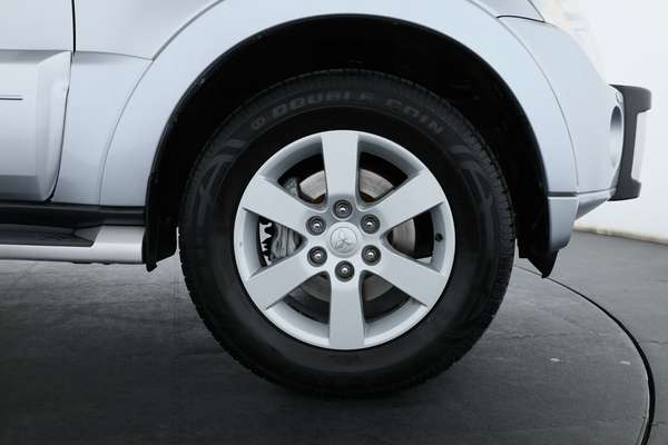 2010 Mitsubishi Pajero GLX NT - Image 4