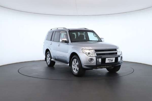 2010 Mitsubishi Pajero GLX NT - Image 5