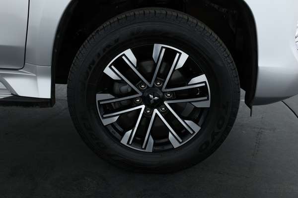 2022 Mitsubishi Pajero Sport Exceed QF - Image 4