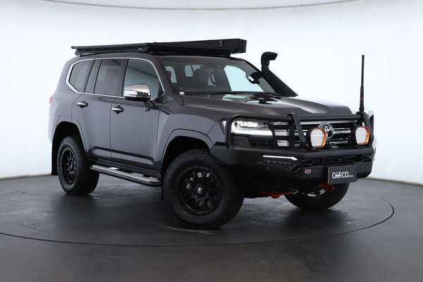 2023 Toyota Landcruiser Sahara FJA300R - Image 2