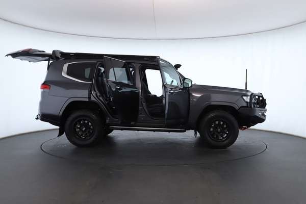 2023 Toyota Landcruiser Sahara FJA300R - Image 3