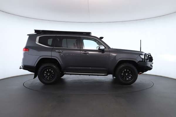 2023 Toyota Landcruiser Sahara FJA300R - Image 4
