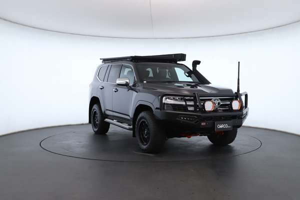 2023 Toyota Landcruiser Sahara FJA300R - Image 6