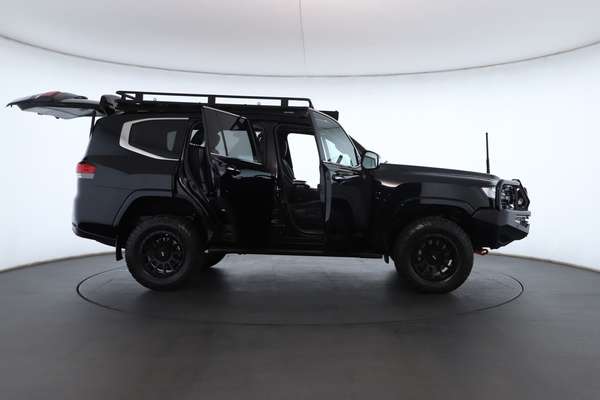 2022 Toyota Landcruiser Sahara FJA300R - Image 3