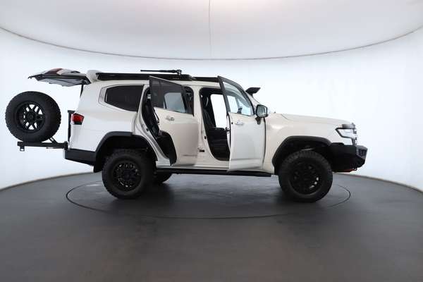 2022 Toyota Landcruiser Sahara FJA300R - Image 3