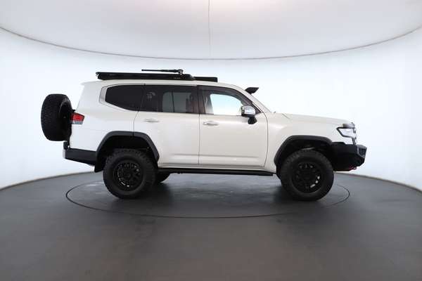 2022 Toyota Landcruiser Sahara FJA300R - Image 4