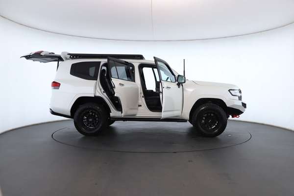 2024 Toyota Landcruiser Sahara FJA300R - Image 2