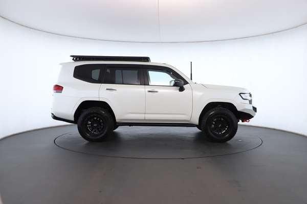 2024 Toyota Landcruiser Sahara FJA300R - Image 3