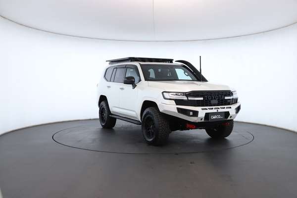 2024 Toyota Landcruiser Sahara FJA300R - Image 5