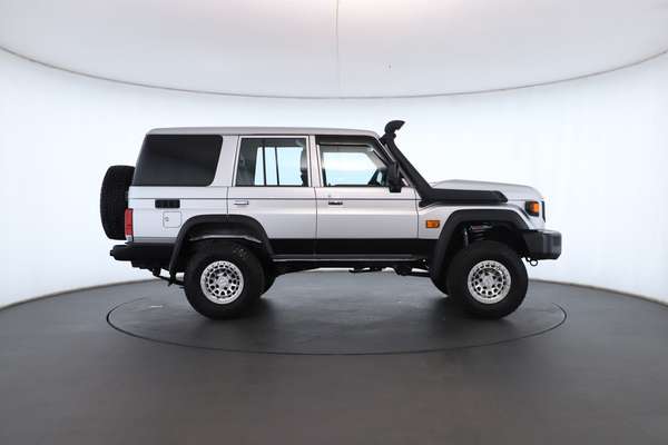 2023 Toyota Landcruiser GXL VDJL76R - Image 4