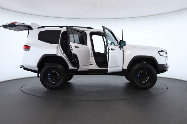 2025 Toyota Landcruiser GR Sport FJA300R - Image 3