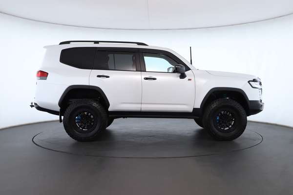 2025 Toyota Landcruiser GR Sport FJA300R - Image 4