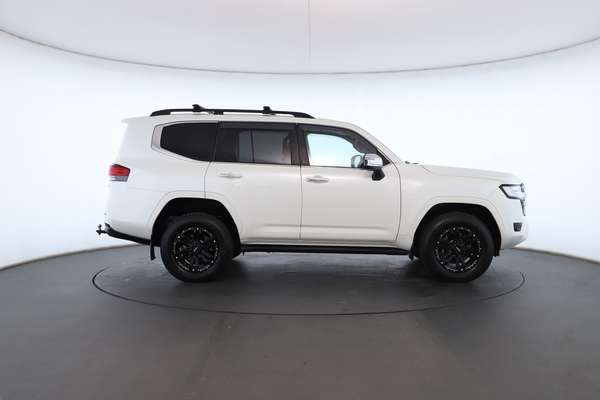 2021 Toyota Landcruiser Sahara FJA300R - Image 3