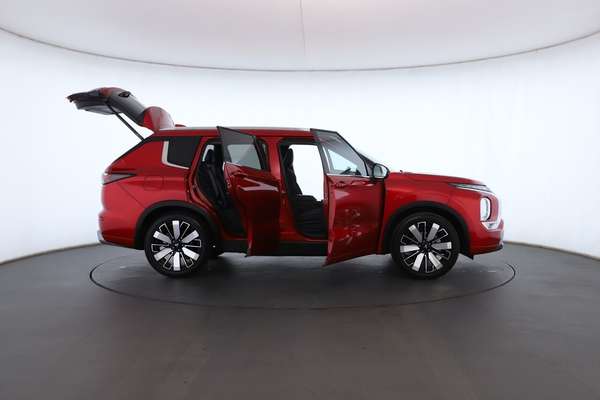 2025 Mitsubishi Outlander Exceed ZM - Image 2
