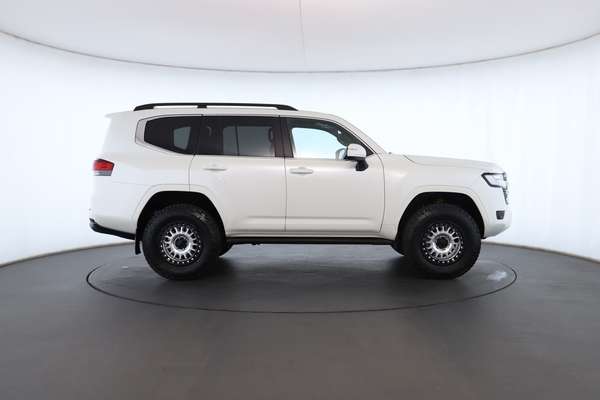 2025 Toyota Landcruiser VX FJA300R - Image 3
